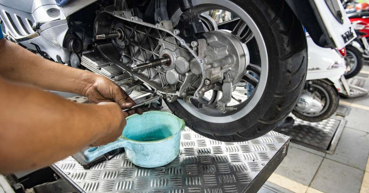 Kiểm tra phanh và lốp xe máy trước khi giao khách