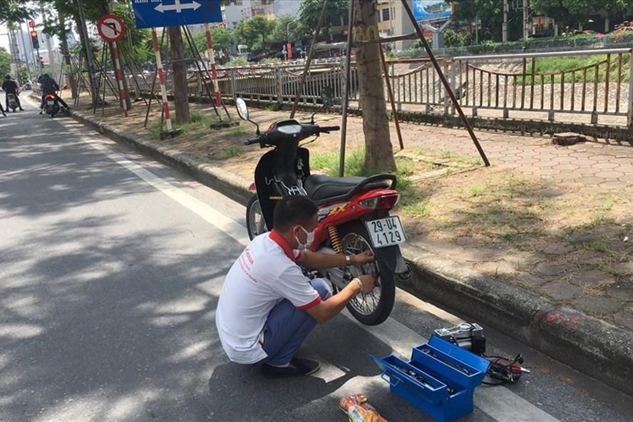 Thợ đang vá xe lưu động tại Hòa Khánh – Liên Chiểu, Đà Nẵng