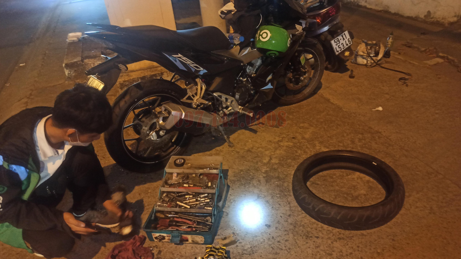 Xe bị cán đinh được vá lưu động ngay ven đường