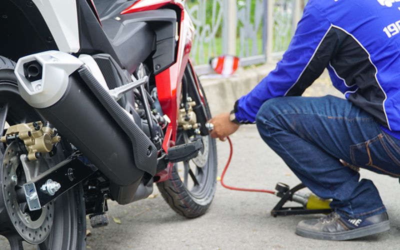 Thợ sửa xe tận nơi chuyên nghiệp kiểm tra phanh và nhông sên xe máy